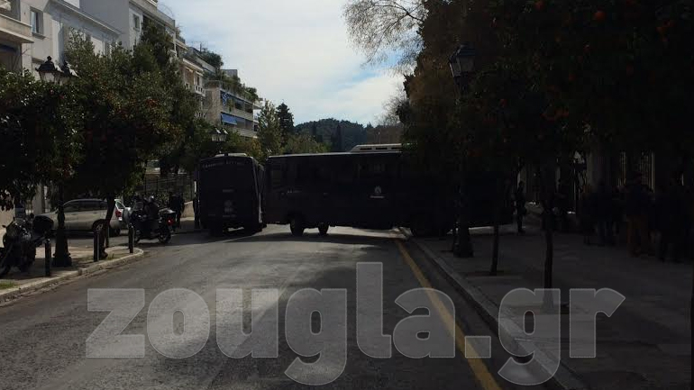 Kλούβες των ΜΑΤ στην Ηρώδου Αττικού