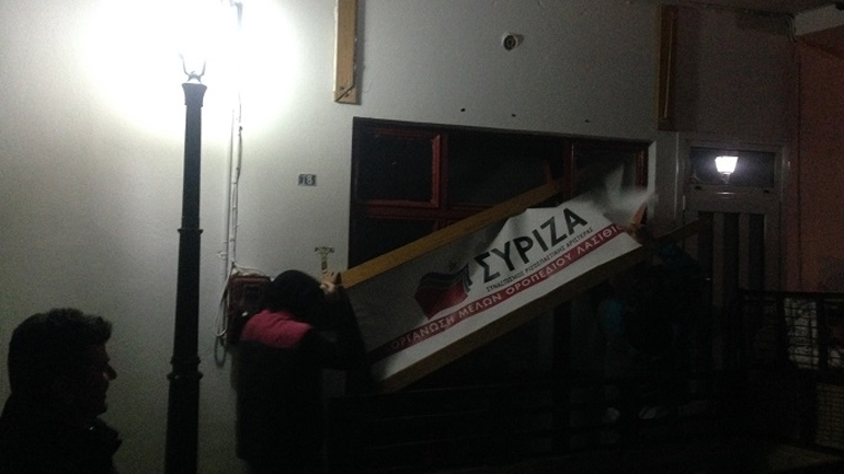 «Αποκαθήλωσαν» τον…ΣΥΡΙΖΑ