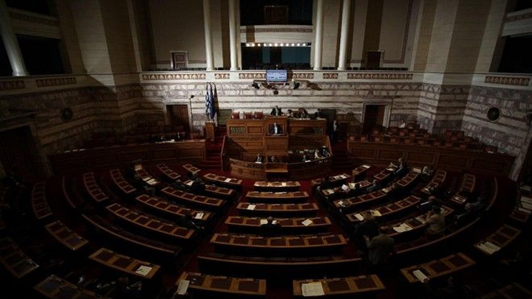 Μαχαίρι στις διπλές βουλευτικές συντάξεις Μαχαίρι στις διπλές βουλευτικές συντάξεις