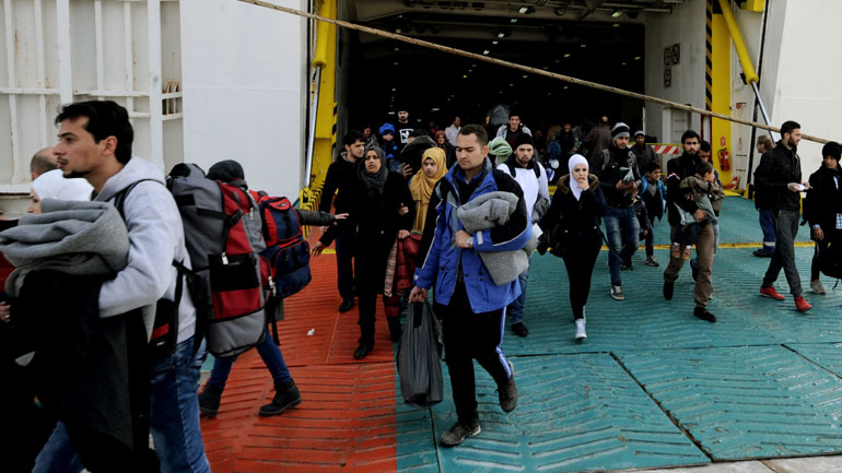 Στο λιμάνι του Πειραιά 1.600 μετανάστες και πρόσφυγες από Κω, Χίο και Μυτιλήνη