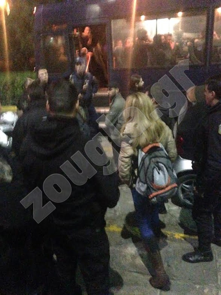 Σε κλούβες των ΜΑΤ τα μέλη του Ρουβίκωνα