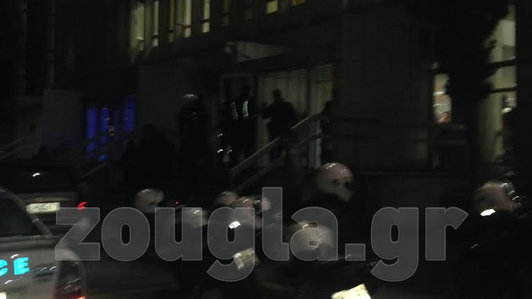 Αποχώρησαν μετά από 10 λεπτά, συνοδεία αστυνομικών