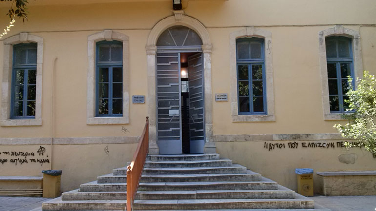 Ρέθυμνο: Ξεκινά η δίκη του Βρετανού που κακοποιούσε τα υιοθετημένα παιδιά του