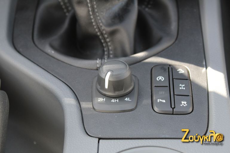 Η τετρακίνηση εμπλέκεται από έναν περιστροφικό διακόπτη...