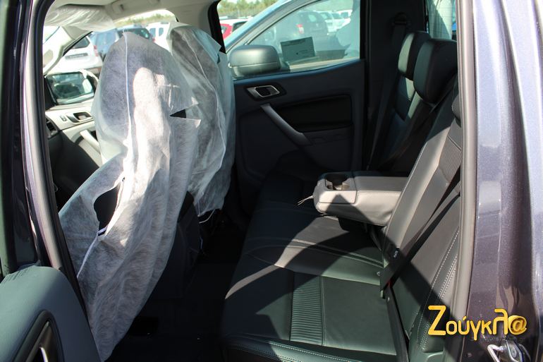 Στην πίσω σειρά καθισμάτων υπάρχει ακόμα και 'μπράτσο'...