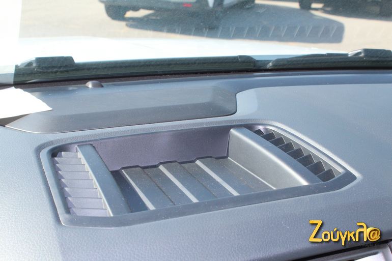 Χώρος για αντικείμενα πάνω από την κεντρική κονσόλα...