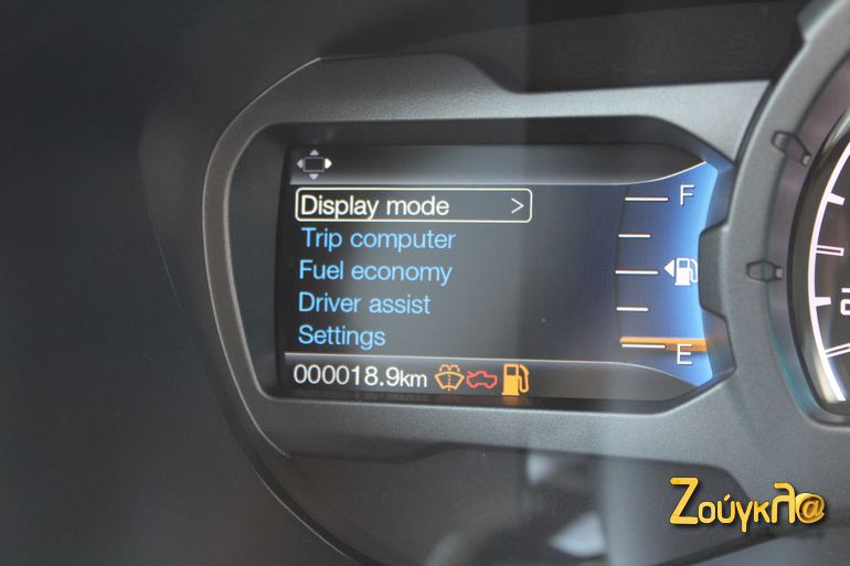 Πολλές πληροφορίες λαμβλάνει ο οδηγός από τον πίνακα οργάνων...