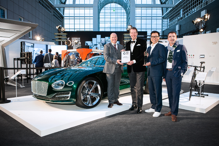 H ομάδα της Bentley παρέλαβε το πολυπόθητο βραβείο...
