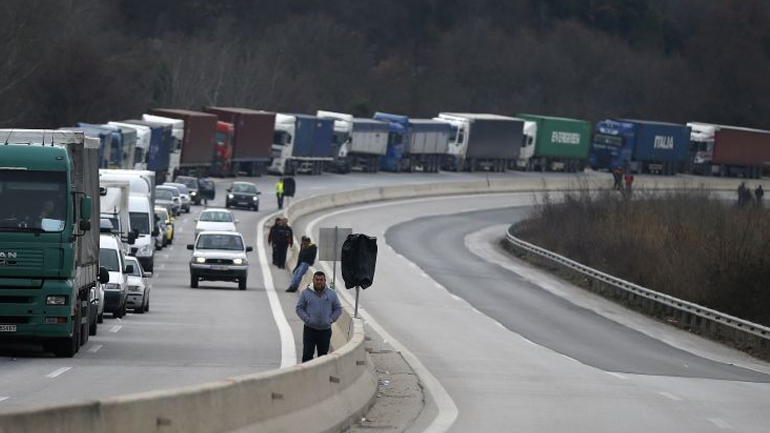Με δυσκολίες διεξάγεται η κυκλοφορία σε Προμαχώνα-Εξοχή Με δυσκολίες διεξάγεται η κυκλοφορία σε Προμαχώνα-Εξοχή