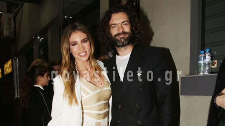 Αθηνά Οικονομάκου: Με νέο look και stylish outfit στο θέατρο με τον σύντροφό της!