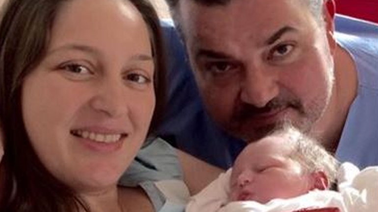 Συγκινητική φωτογραφία με τον νεογέννητο γιο του αδικοχαμένου Κωνσταντίνου Πανανά