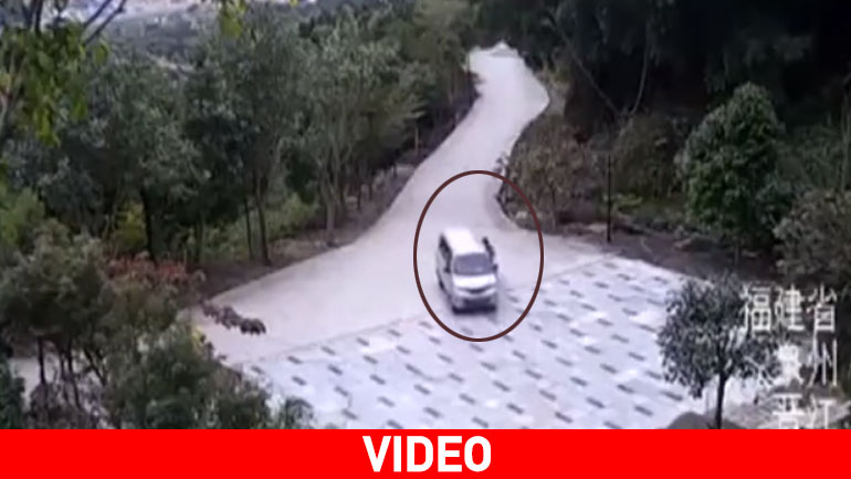 Κίνα: Δεν τράβηξε χειρόφρενο και παρασύρθηκε από το αυτοκίνητό του