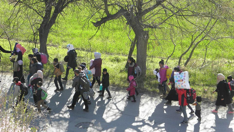 Κοζάνη: 100 πρόσφυγες ξεκίνησαν πεζή ταξίδι για την Ειδομένη Κοζάνη: 100 πρόσφυγες ξεκίνησαν πεζή ταξίδι για την Ειδομένη