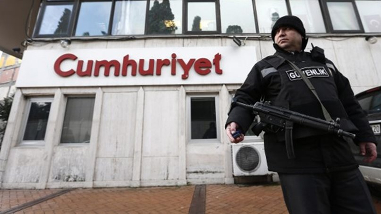 «Παραβιάστηκαν τα δικαιώματα των συλληφθέντων δημοσιογράφων της Cumhuriyet»
