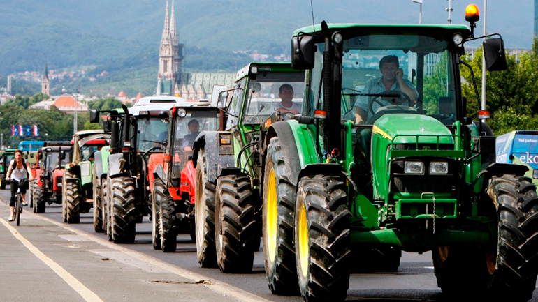 Στα μπλόκα οι αγρότες, με το βλέμμα στη συνάντηση με τον Αλέξη Τσίπρα