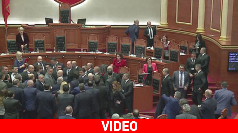 Χαμός στην αλβανική βουλή!