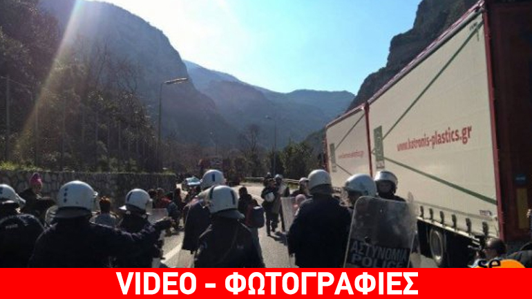 Τέμπη: Ομάδα προσφύγων ξεκίνησε πεζή το ταξίδι για την Ειδομένη Τέμπη: Ομάδα προσφύγων ξεκίνησε πεζή το ταξίδι για την Ειδομένη