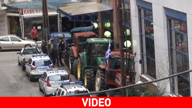Ξάνθη: Με άχυρα απέκλεισαν τη ΔΟΥ Ξάνθης οι αγρότες