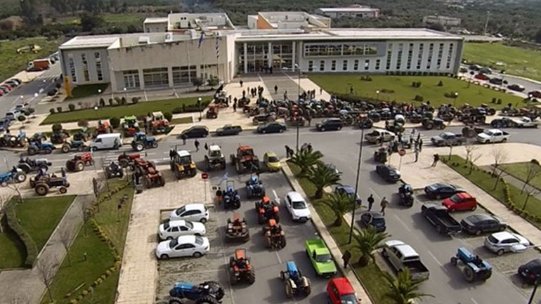 Σπάρτη: Αποκλεισμό του διοικητηρίου της Αντιπεριφέρειας Λακωνίας αποφάσισαν οι αγρότες