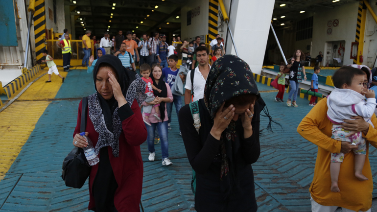 Στον Πειραιά το «Blue Star 1» με 1.352 μετανάστες