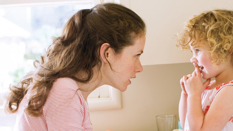 Τι διδάσκει στα παιδιά της η μαμά όταν ζητά συγγνώμη;