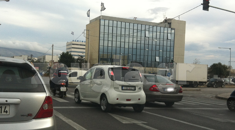 Και να μη θες να το κοιτάξεις δε... γίνεται!