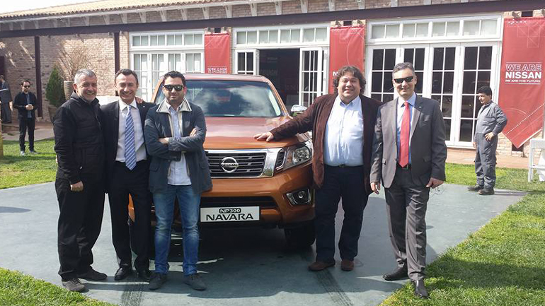 Από δεξιά: Γιάννης Μεθενίτης (PR Nissan), Πάρις Ποντίκας (Πρώτο Πρόγραμμα), Βασίλης Σαρημπαλίδης (zougla.gr), Θάνος Μπάθας (Marketing Nissan) και Στράτης Χατζηπαναγιώτου (4 Τροχοί). Φόντο το νέο Nissan Navara...