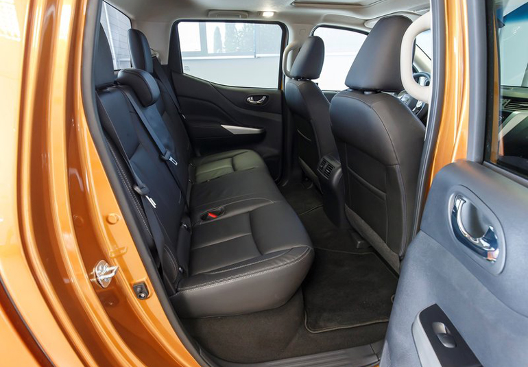 Η πίσω σειρά καθισμάτων στην διπλοκάμπινη έκδοση...