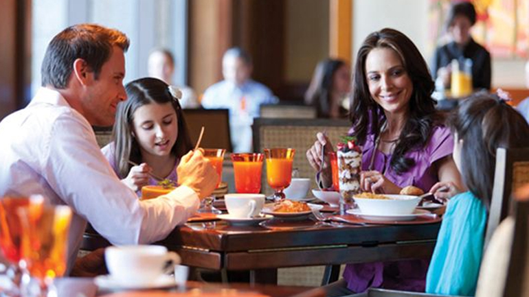 Όταν πηγαίνετε για φαγητό με τα παιδιά