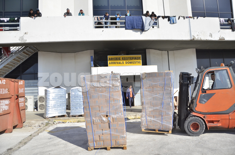 Μετανάστες και πρόσφυγες βρίσκουν προσωρινό καταφύγιο στον χώρο των αφίξεων