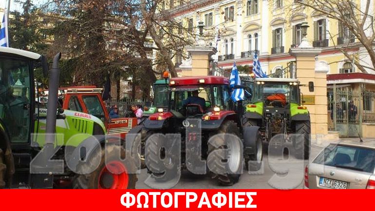 «Πλημμύρισαν» με τρακτέρ οι δρόμοι έξω από το Υπουργείο Μακεδονίας-Θράκης