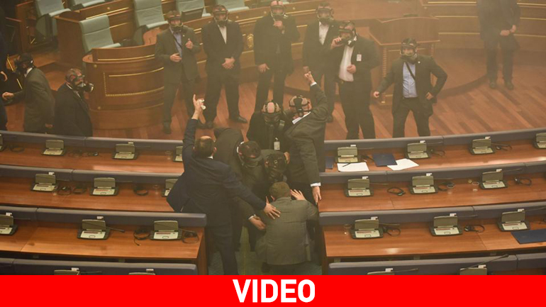 Κόσοβο: Με… δακρυγόνα επέλεξε η αντιπολίτευση να διακόψει συνεδρίαση του κοινοβουλίου