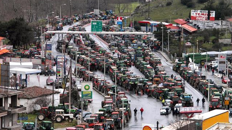 Φεύγουν από τo μπλόκo οι αγρότες των Τεμπών