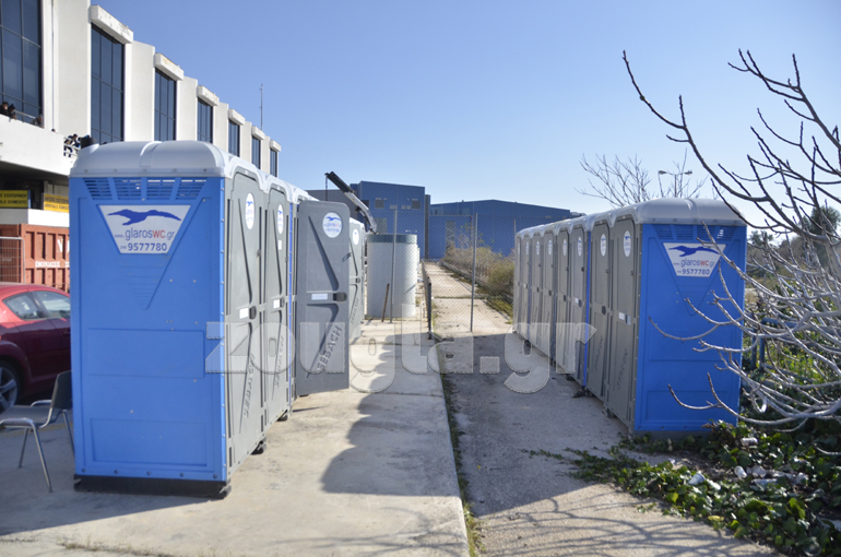Η πολιτεία τοποθετεί στο σημείο χημικές τουαλέτες