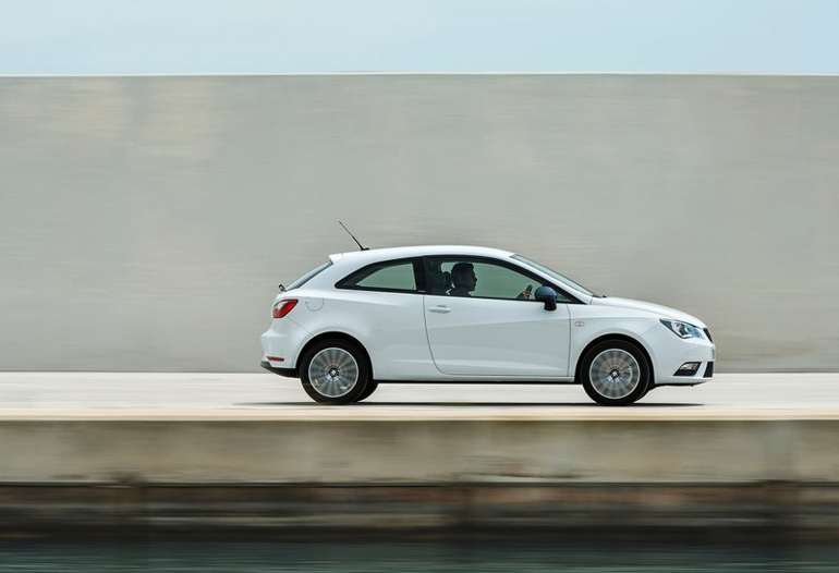 H τιμή αφορά την έκδοση με τις τρεις πόρτες. Η αντίστοιχη με τις πέντε κοστίζει 445 ευρώ περισσότερα...