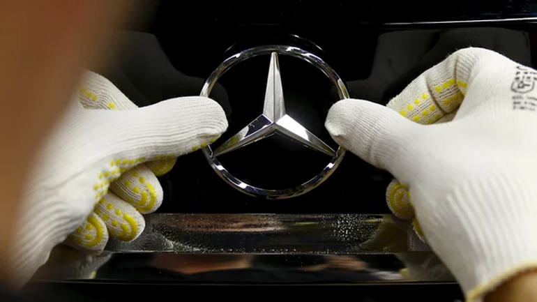 H Mercedes-Benz αντικαθιστά ρομπότ με ανθρώπους σε εργοστάσιά της