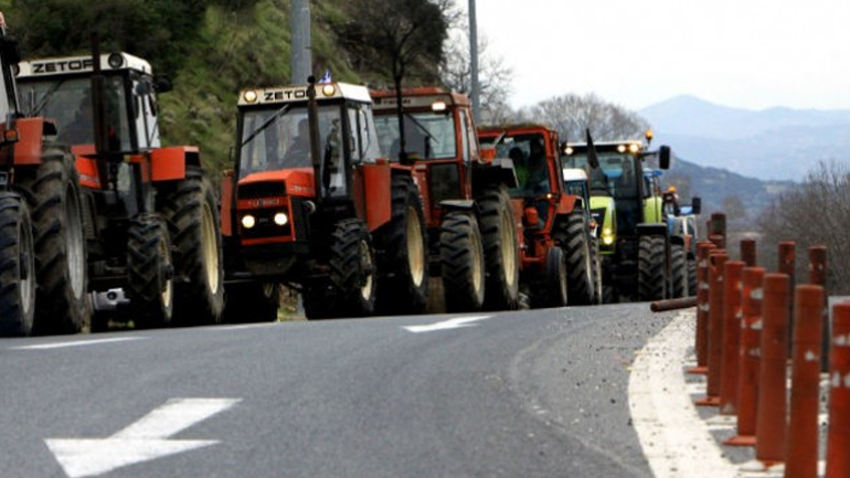 Αποχωρούν οι αγρότες από το μπλόκο των Τεμπών