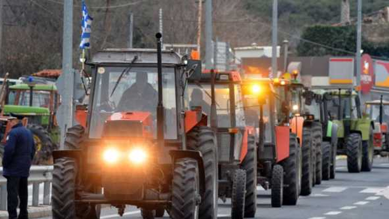 Παραμένουν οι αγρότες στο τελωνείο της Εξοχής
