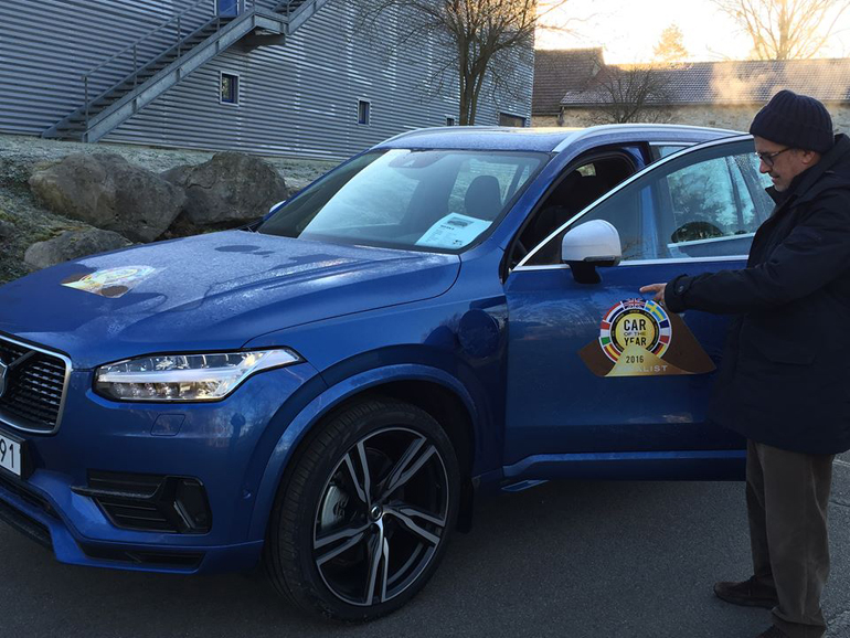 Ο Στράτης Χατζηπαναγιώτου έτοιμος για δοκιμή της υβριδικής έκδοσης του Volvo XC90...