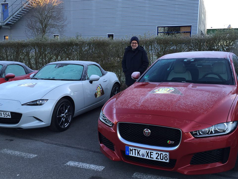 Ο εκπρόσωπος της Ελλάδας στο COTY Στράτης Χατζηπαναγιώτου ανάμεσα στα Mazda MX-5 και Jaguar XE..