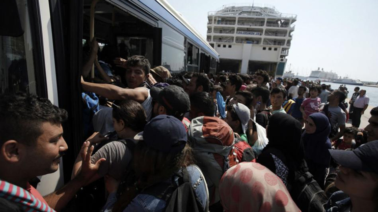 Εγκλωβισμένοι 3.500 πρόσφυγες στον Πειραιά