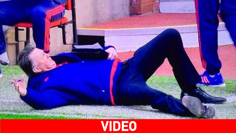 Έκανε… θέατρο στον πάγκο ο Φαν Χάαλ