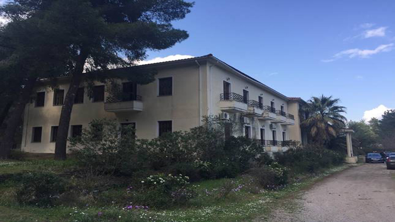 Λαμία: Εγκαταλελειμμένο ξενοδοχείο επισκευάστηκε για να στεγάσει πρόσφυγες Λαμία: Εγκαταλελειμμένο ξενοδοχείο επισκευάστηκε για να στεγάσει πρόσφυγες