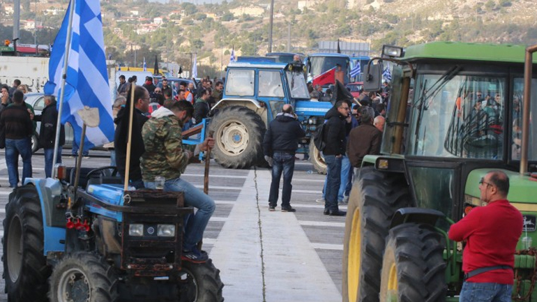 Αποσύρουν τα τρακτέρ τους οι αγρότες της Πελοποννήσου