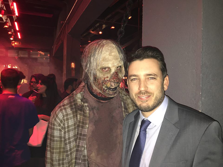 Ο Κωνσταντίνος Διαμαντής επικεφαλής του τμήματος επικοινωνίας της BMW Hellas παρέα με ένα.... ζόμπι!