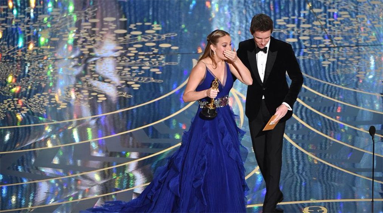 Η Brie Larson με το χρυσό αγαλματίδιο