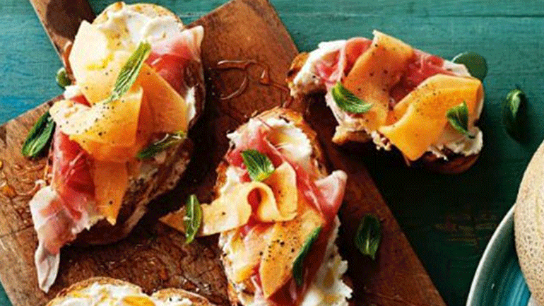 Μπρουσκέτες με ψιλοκομμένο χοιρινό και πιπεριές