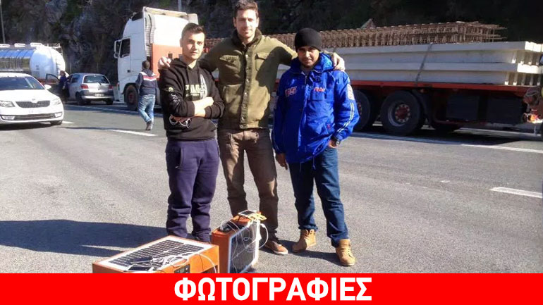 Τέμπη: Ένας Λαρισαίος βοηθά τους πρόσφυγες να φορτίζουν τα κινητά τους