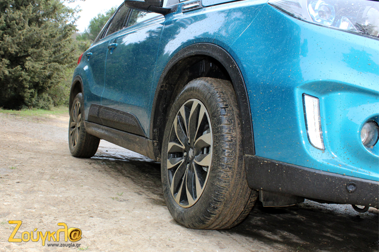 Ακόμα και με ασφάλτινα ελαστικά ο οδηγός μπορεί να κινηθεί άνετα εκτός δρόμου (όχι βέβαια σε σημεία για trail)...