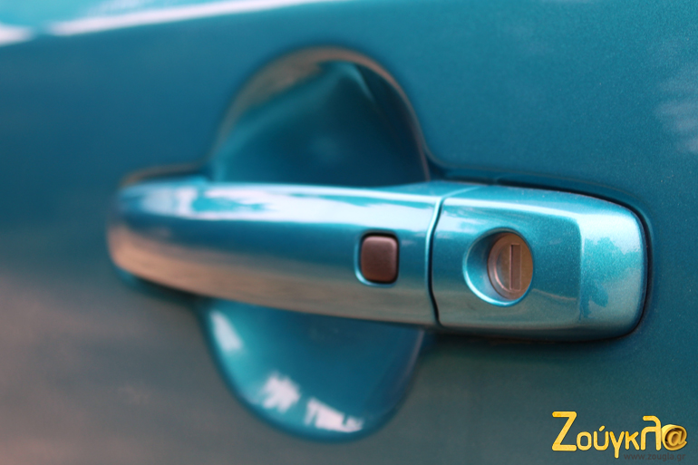 Η είσοδος στην καμπίνα γίνεται χωρίς κλειδί και μόνο με την αφή στην πόρτα (αρκεί να έχουμε πάνω μας το κλειδί)...